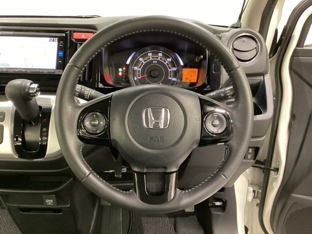 ハンドルにクルーズコントロールとオーディオの操作スイッチが装備されています！。ハンドルから手を離さず安全に操作できます。