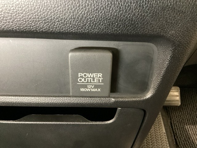 アクセサリーソケットはUSBのアダプターなどをつければ、スマホの充電にも使えます。周辺には物が置けるボックスがついています。