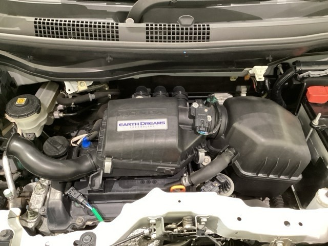 ホンダスタッフがしっかり整備して保証付きにてお渡し致します。エンジンルーム＆室内ルームともにクリーニング済みで清潔です。快適なドライブをお楽しみください。