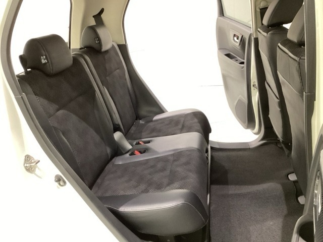 リアシートは前後にスライドが可能で、背もたれの角度調節もついています。お好みの位置でゆったりお乗りいただけます。座面の下には靴や傘などが置けるように大型のトレーがあります。