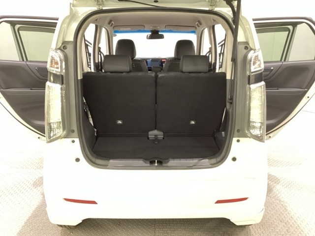 開口部も広く荷物の積み下ろしもしやすいお車となっております。シートを前方にスライドさせれば、さらに荷室を広げられます。また、床下にも収納スペースがあります。