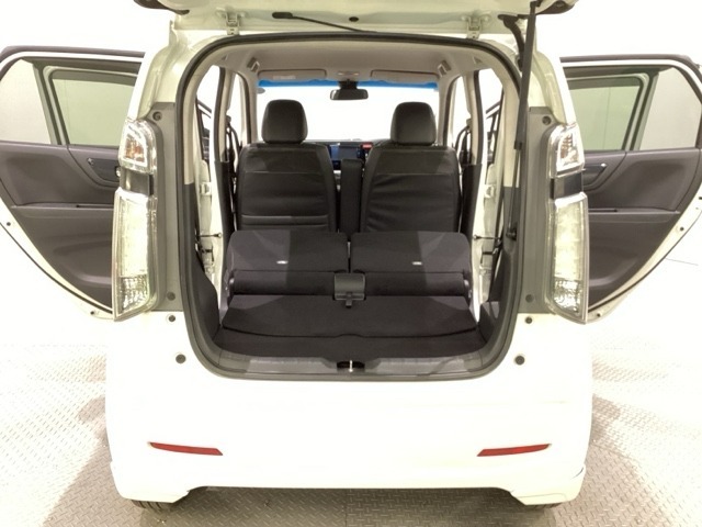 リアシートの背もたれを倒してさらに広々としたトランクスペースになります。段差も少なく荷物の出し入れもしやすくなっています。