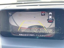 【サイド＆バックカメラ】停車・駐車時に死角になりがちな運転席から見えづらいサイドとリアの障害物を確認できます！雨天時や夜間などは特に活躍してくれるアイテムです。