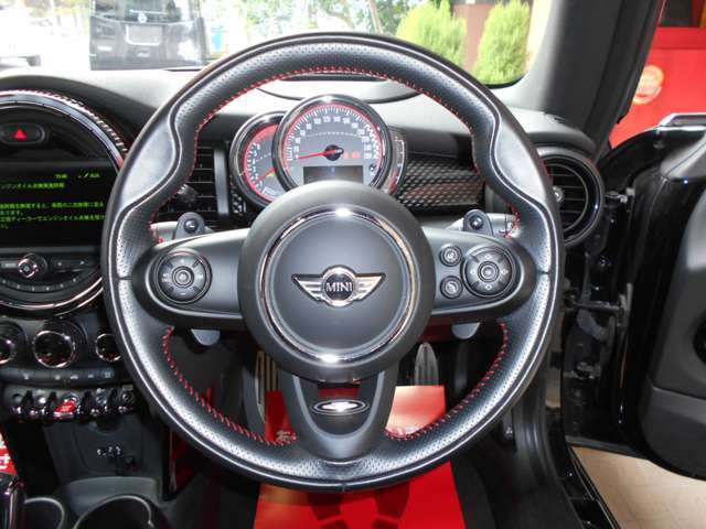 ハンドルの状態が悪いと運転に集中できませんよね。こちらの車、お気軽にお問い合わせください。
