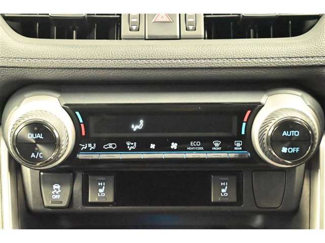 左右独立温度コントロールフルオートエアコンです。運転席、助手席それぞれで独立して温度設定ができます。冷え性の方が乗っても安心ですね♪