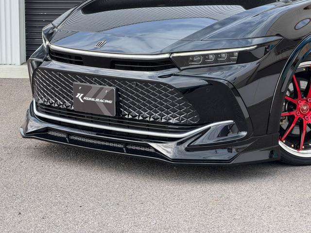 フロント周りはKUHLのフロントハーフスポイラーを装着しております！ボディ同色で塗装されており、立体的なデザインエアロに仕上がっております！純正バンパーに被せるタイプのエアロになります！