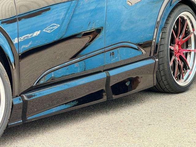 サイドには分割タイプのサイドステップを装着しております！こちら、分割タイプで各ドアを開けても干渉しないmm単位での設計をしておりますので機能面もデザイン面もばっちりなエアロパーツになります！