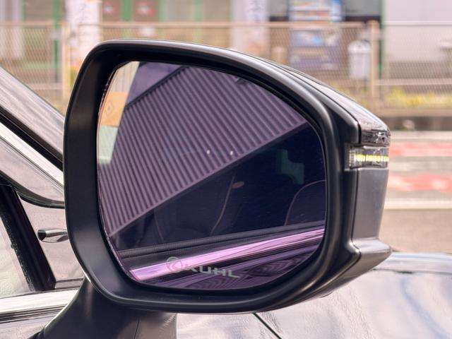 ミラーにはKUHLオリジナルワイドアングルミラーを装着しております！カラーはパープルを装着しておりますが、BSM機能にも対応しておりますので快適にご利用いただけます！