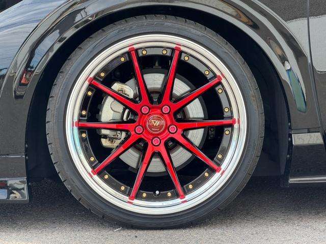 ホイールはVERZホイールのKCV02をインストールしております！こちらは限定ホイールで黒ボディにレッドホイールとインパクトのあるホイールです！リムもしっかりとれるステップリムを採用しております！