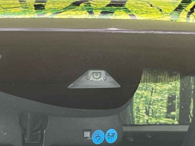 【ホンダセンシング】走行中に前方の車両等を認識し、衝突しそうな時は警報とブレーキで衝突回避と被害軽減をアシスト。より安全にドライブをお楽しみいただけます。