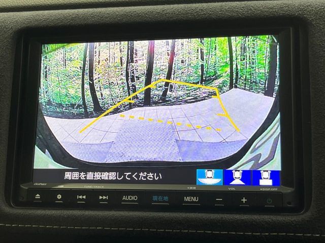【バックカメラ】駐車時に後方がリアルタイム映像で確認できます。大型商業施設や立体駐車場での駐車時や、夜間のバック時に大活躍！運転スキルに関わらず、今や必須となった装備のひとつです！