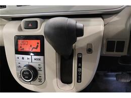 ステアリングホイールからスムーズに持ちかえられるインパネシフトを採用。