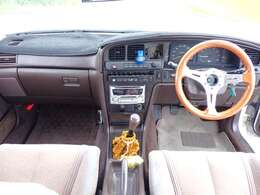 純正5速MT・ウッドステアリングにダッシュマット付きです♪