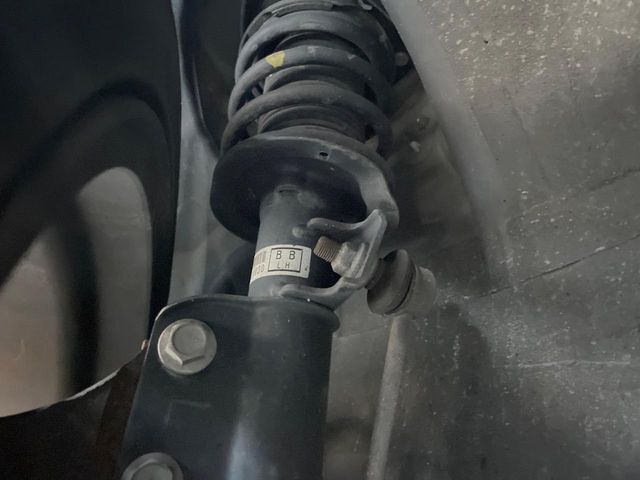 お車を安心してお乗りいただく為には、足回りの定期点検が欠かせません。サービスサポート（有償保証）では無料点検もご提供しており、安心のカーライフをお過ごしいただけるサポート体制が整っています。