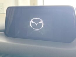 【マツダコネクトナビ】車内の雰囲気にマッチした一体型タイプのナビ。各種車輌設定やBluetooth再生等、様々な機能が楽しめます。直感的なダイヤル操作が可能で、使い勝手も良好です。