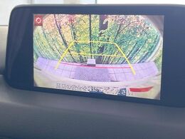 【バックカメラ】駐車時に後方がリアルタイム映像で確認できます。大型商業施設や立体駐車場での駐車時や、夜間のバック時に大活躍！運転スキルに関わらず、今や必須となった装備のひとつです！