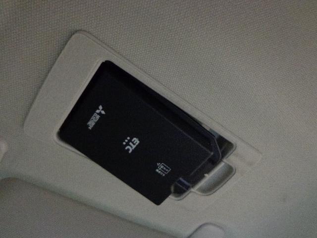 ETC車載機は専用ボックスにてバイザー裏に隠れて装着されております。トップシーリング（天井）の状態もご覧ください。きれいな状態となっております。