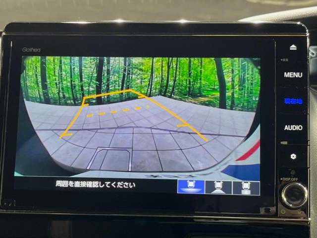 【バックカメラ】駐車時に後方がリアルタイム映像で確認できます。大型商業施設や立体駐車場での駐車時や、夜間のバック時に大活躍！運転スキルに関わらず、今や必須となった装備のひとつです！