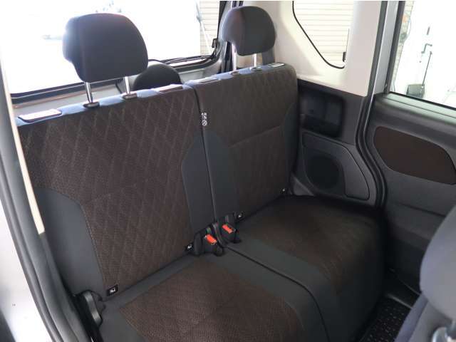 後席は2分割リクライニングシートです。