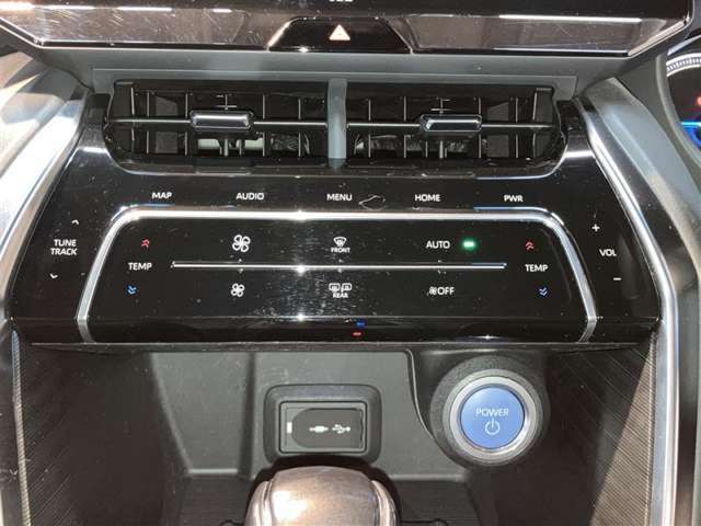 左右独立温度コントロールフルオートエアコンです。運転席、助手席それぞれで独立して温度設定ができます。冷え性の方が乗っても安心ですね♪