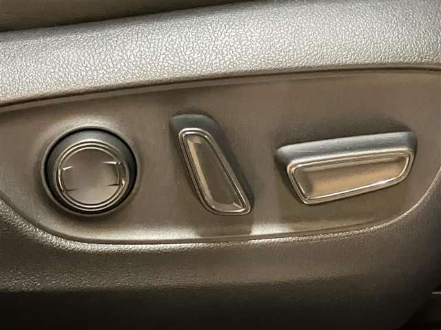 パワーシート搭載。微妙な調整が手軽にでき、ピッタリのポジションで運転することが可能です。