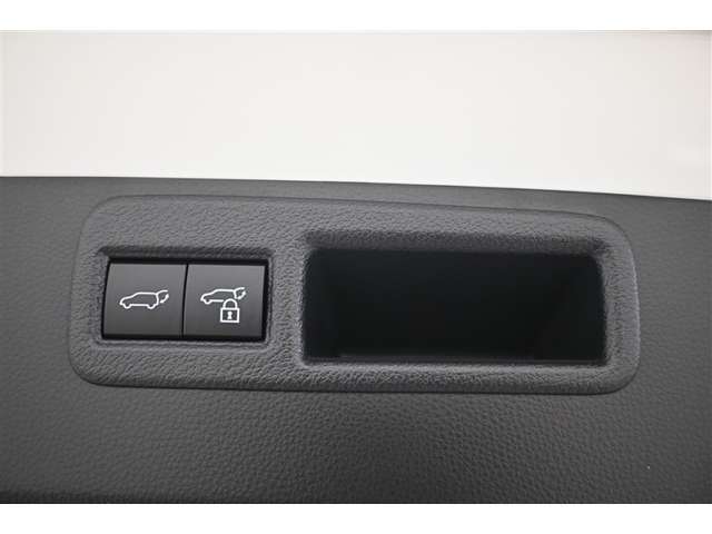 後ろが狭くてもサッと積める。途中で止められる安心のバックドア。後ろの駐車スペースが狭い時に重宝しますよ♪