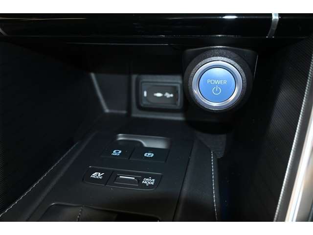 スマートキーを携帯していればキーを取り出さずにドアを施錠＆解錠。クルマの始動も可能です。