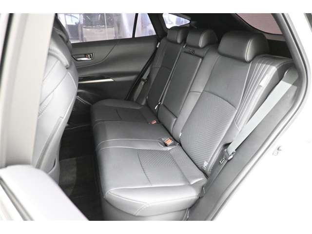 ゆとりある広々とした車内空間は、ドライブを始め買い物やレジャーなど、幅広く活躍します。一人でもみんなとでもお出かけを楽しみましょう！