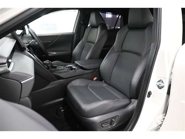 高いホールド性で運転姿勢が安定します。長距離ドライブでも疲れにくいのが魅力です。快適なドライビングライフをお送りください♪