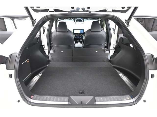ワゴンならではの広々としたラゲージスペースを備えています。ライフスタイルに合わせていろいろな物を積み込めます！