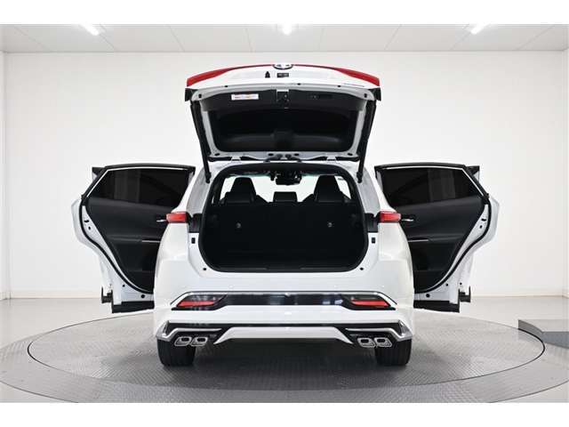 開口部の広いラゲージスペースは、ゴルフバックなどの荷物もラクラク積み込めます。