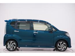 県内13店舗にて常時500台以上ダイハツ車を展示中です。見て、触って、納得のいく一台をぜひ見つけてください。