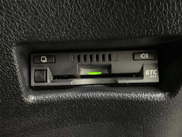 【ETC】有料道路を利用する際に料金所で停止することなく通過できる、ETC車載器（ノンストップ自動料金収受システム機器）が装備されています。セットアップを行うことで利用可能になります。