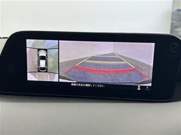 【360°ビュー・モニター】まるでクルマを真上から見下ろしたかのような視点で駐車をサポートします！クルマの斜め後ろや真横など、前後左右の4つのカメラの映像が合成されて、モニターに映し出されます。