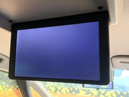 【フリップダウンモニター】大画面モニターで後席でもエンタメをお楽しみいただけます。小さなお子様にも大人気の装備です♪
