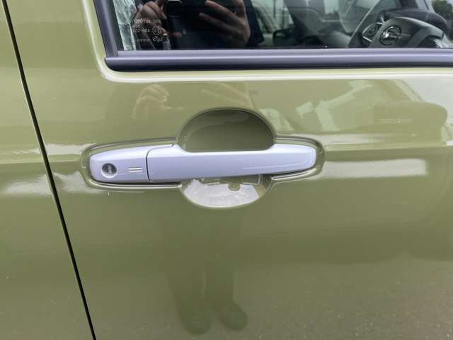☆お車についた傷やヘコミ、事故の修理もハヤシにお任せください。自社鈑金工場で修理ができますの安心です☆