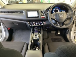 車内は光触媒抗菌消臭施工済です。スタイリッシュなデザインでスポーティなインパネ周りを演出します。グローブボックスやカップホルダーのほかにトレーなどたくさんの収納スペースが付いています。