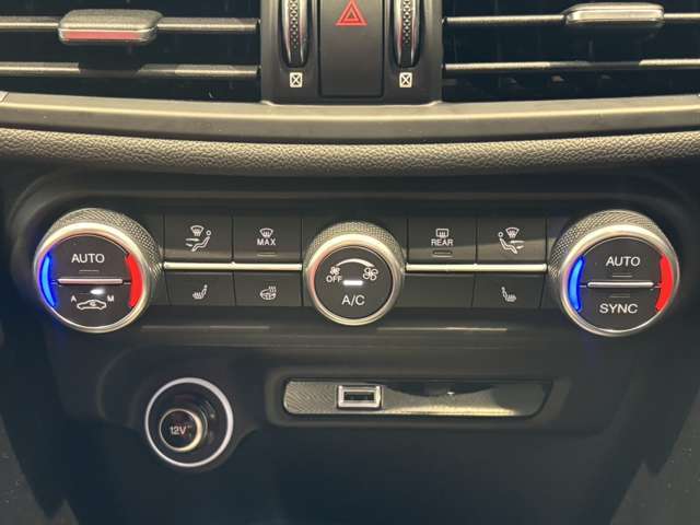 物理スイッチは最小限の点数に抑えられ、運転に集中しやすい環境が守られております。画像左上のスポーツ/スコーピオンマークのスイッチひとつでエグゾーストノートをより暴力的なものへと切替えることも可能です！