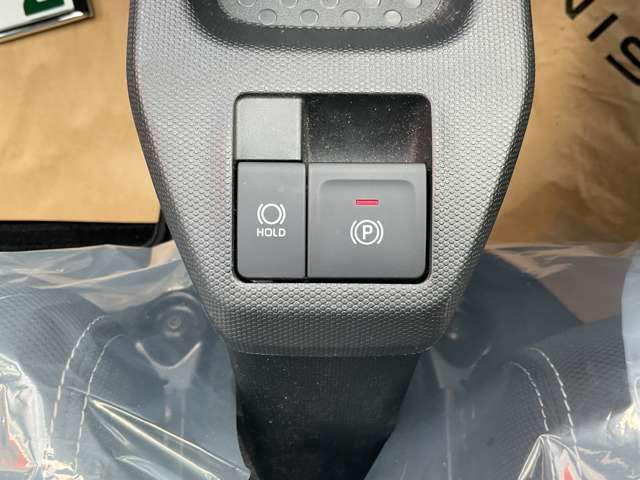 サイドブレーキはスイッチレバーひとつでスマートに！信号待ち等で、ペダルを放してもブレーキ力を保持するオートホールド機能付☆