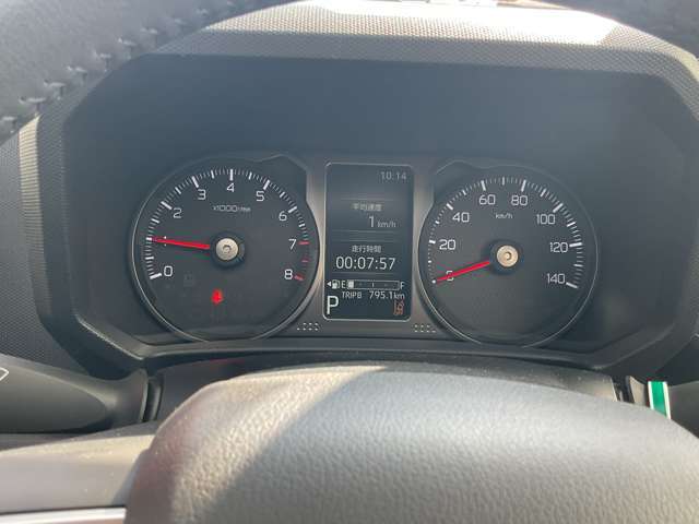 タコメーターが付いたスポーティーなパネル周り！走行距離は