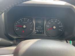 タコメーターが付いたスポーティーなパネル周り！走行距離は