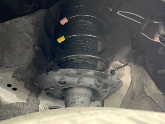 お車を安心してお乗りいただく為には、足回りの定期点検が欠かせません。サービスサポート（有償保証）では無料点検もご提供しており、安心のカーライフをお過ごしいただけるサポート体制が整っています。