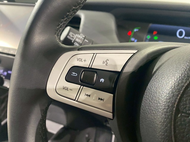 【ステアリングリモコン】ステアリングにオーディオ調節可能なスイッチが装備されていますので運転中でも視線をそらさずにオーディオの調節が可能です！