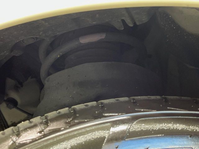 お車を安心してお乗りいただく為には、足回りの定期点検が欠かせません。サービスサポート（有償保証）では無料点検もご提供しており、安心のカーライフをお過ごしいただけるサポート体制が整っています。