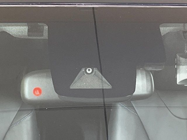 【プリクラッシュセーフティ】前方の車両等を検知し、衝突しそうな時は警報で注意を促し、ブレーキを踏む力をサポート。ブレーキを踏めなかった場合は衝突被害軽減ブレーキが作動、衝突回避をサポートします。