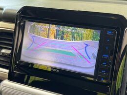 【バックカメラ】駐車時に後方がリアルタイム映像で確認できます。大型商業施設や立体駐車場での駐車時や、夜間のバック時に大活躍！運転スキルに関わらず、今や必須となった装備のひとつです！