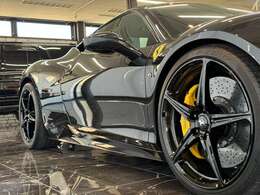 ■OP20インチホイール装着です。カーボンセラミックブレーキ装備、キャリパーはイエローです■