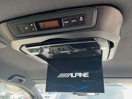 【フリップダウンモニター】大画面モニターで後席でもエンタメをお楽しみいただけます。小さなお子様にも大人気の装備です♪