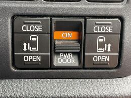 【両側パワースライドドア】スマートキーや運転席のスイッチで後席両側スライドドアの開閉が可能♪電動だから力を入れてドアを開ける必要が無く、小さなお子様でも簡単に開け閉めでき快適です♪