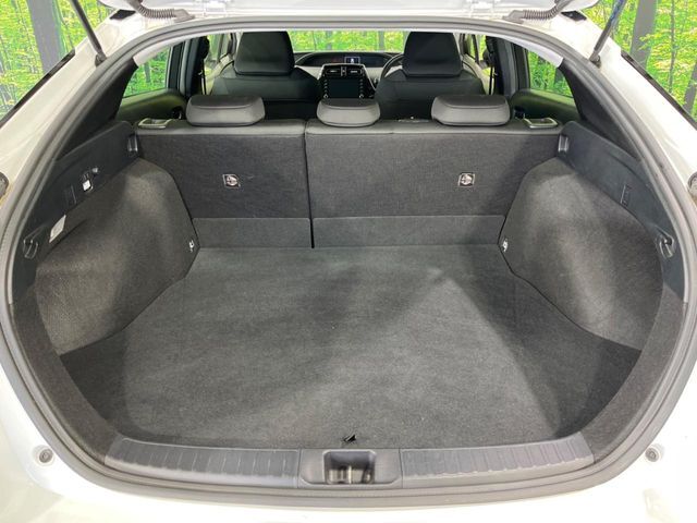 ラゲッジルームは、大容量のスペースを確保。普段のお買い物からレジャーまで、幅広く活躍してくれます！また、リアシートを倒すことでバリエーション豊かにお使いいただけます。
